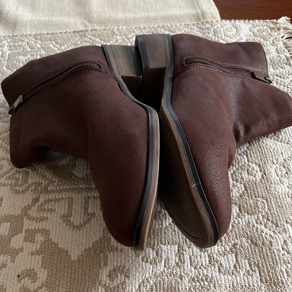 Brown Bamboo Faux Suede Booties Size 8 in EUC. - Picture 2 of 6